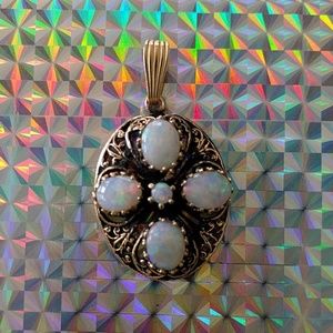 Vintage 14K Yellow Gold Genuine Opal Pendant
